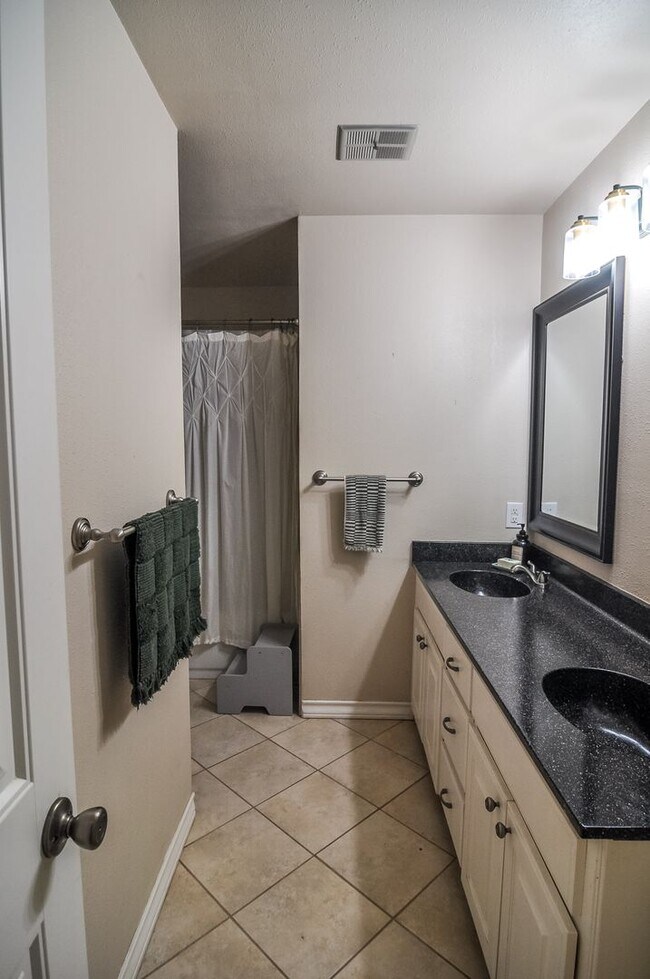 Building Photo - Beautiful 4 Bed 2.5 Bath in South Lubbock!