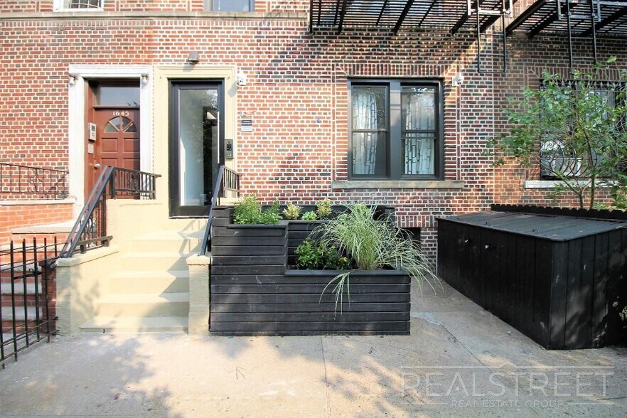 Building Photo - Stunning 1 Bed Near Prospect Park