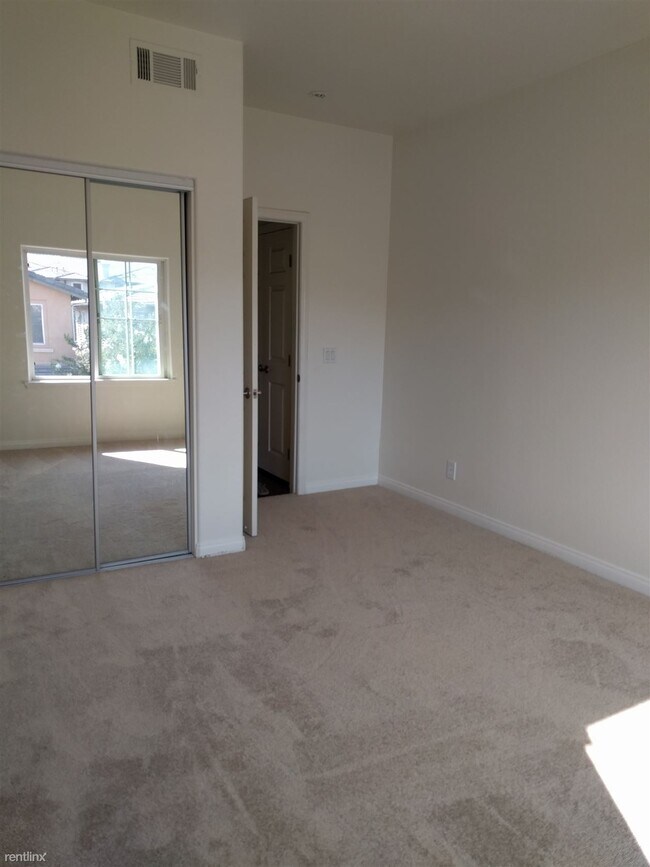 Building Photo - 3 br, 3 bath Townhome - Escondido Park Row