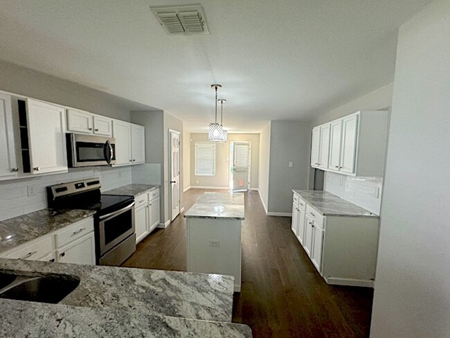 Building Photo - Nice Open  1 story 3 bedroom 2 bath in wes...