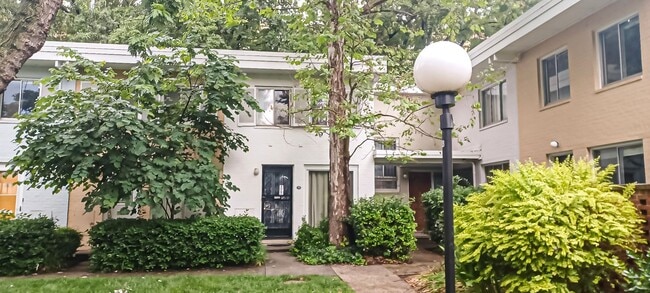 Primary Photo - Sunlit 2 Bed 1 Bath, 3 Level Townhome in S...