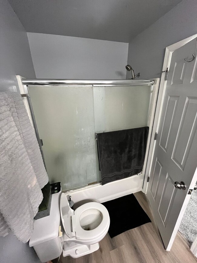 Building Photo - Newly Renovated 3 bed 2 bath home in the h...