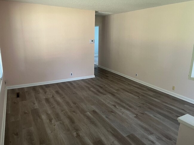 Building Photo - Charming 2 Bedroom with HUGE Yard!