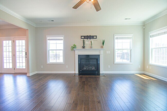 Building Photo - Available July 1! 4 Bedroom 2.5 Bathroom