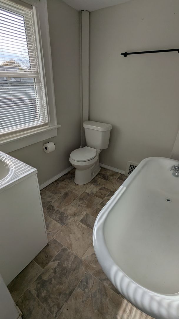 Building Photo - Charming 3-bedroom, 1-bathroom home locate...