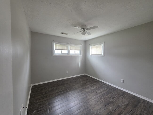 Building Photo - 3825 Kenard Ct