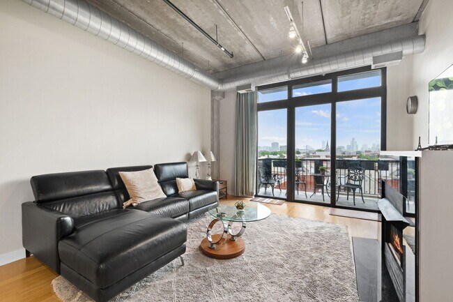 Building Photo - 811 W 15th Pl