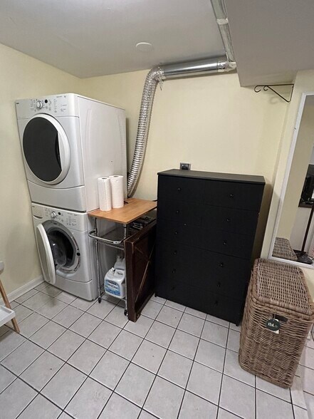 Building Photo - 2422 Observatory Pl NW