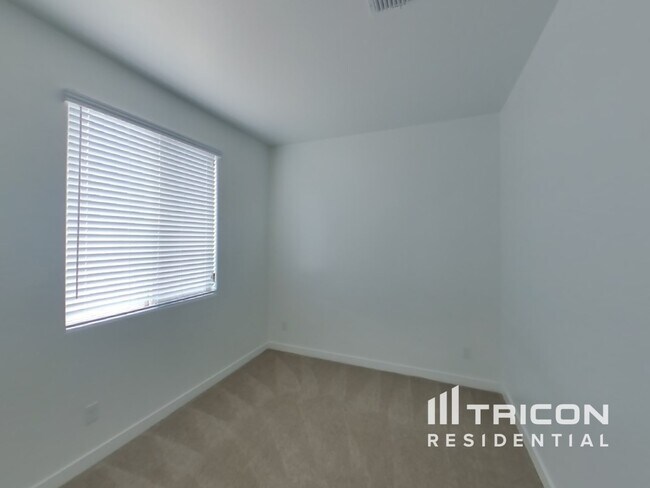 Building Photo - 2634 E Danbury Rd
