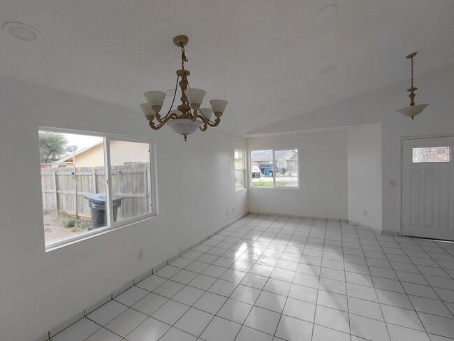 Building Photo - Spacious Home for Rent in Imperial!