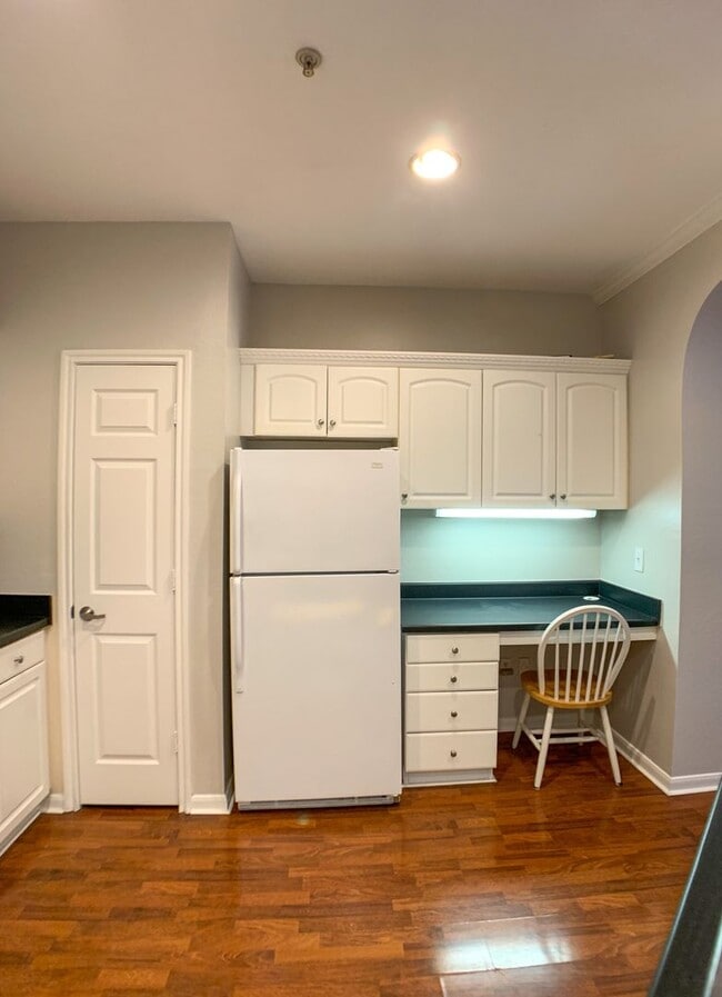 Building Photo - New listing 2/2 with pool view