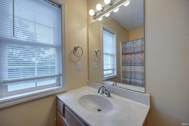 Building Photo - 1369 S Stella Dr