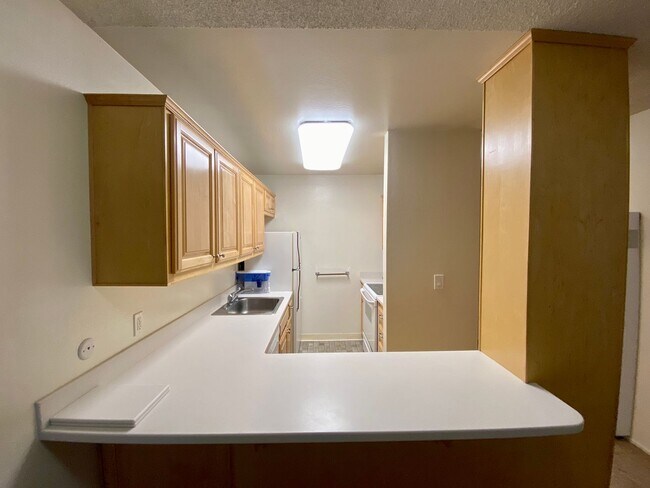 Building Photo - Nice Upper Unit in the Desired Station West!