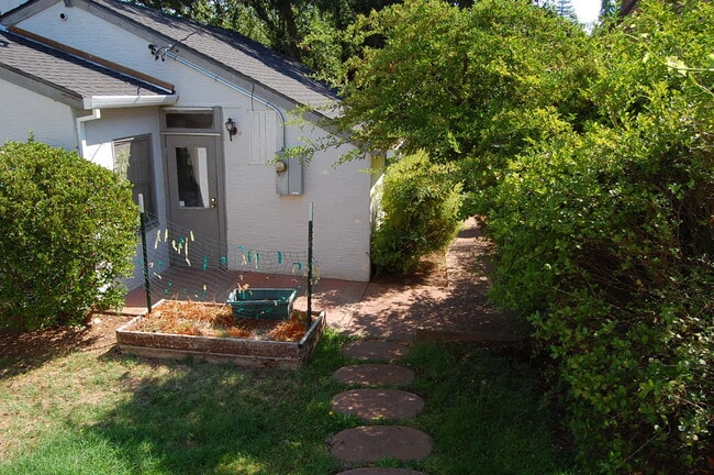 Building Photo - 31 Elm St