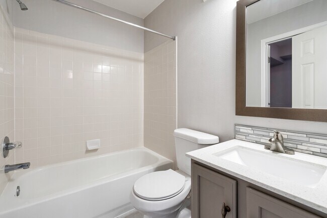 Building Photo - Stunning 2 Bedroom 2 Bathroom condo In Aurora with a garage!