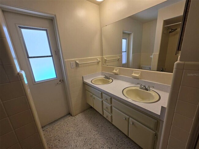 Building Photo - 25601 Laylaine Dr