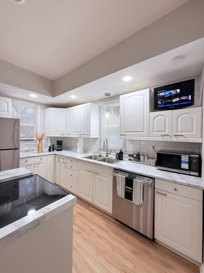 Building Photo - Fully Furnished Home close to UNL Campuses