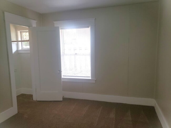 Building Photo - 1032 NE Madrona St