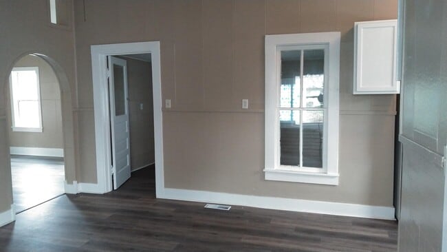 Building Photo - 207 W Oak St