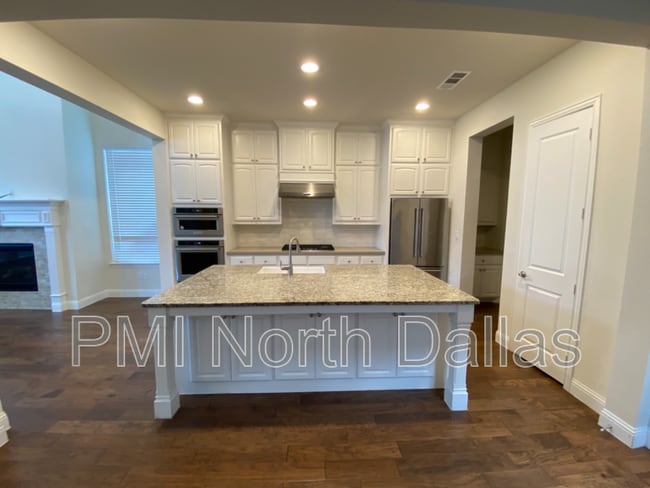 Building Photo - 6909 Royal View Dr