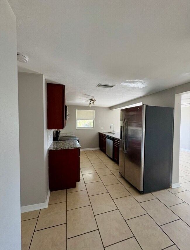 Building Photo - Lovely 3 Bed 2.5 Bath w/ Den and 2 Car Garage