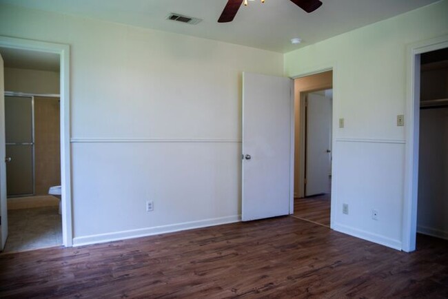 Building Photo - Available Now! 3 Bedroom 2 Bath Near TJC!