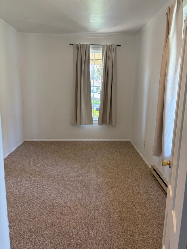 Building Photo - Newly Remodeled Two Bedroom with Sun Room!