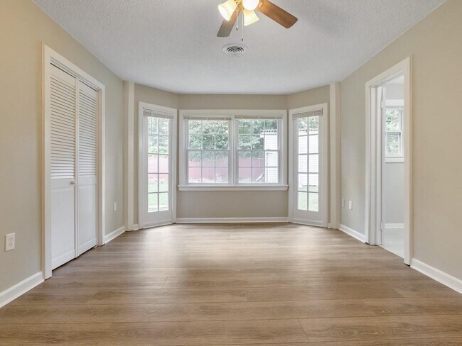 Building Photo - 9138 Clubhouse Dr