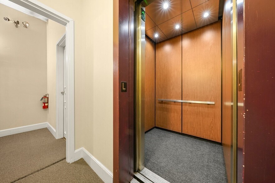 Building Photo - 403 Marlborough St