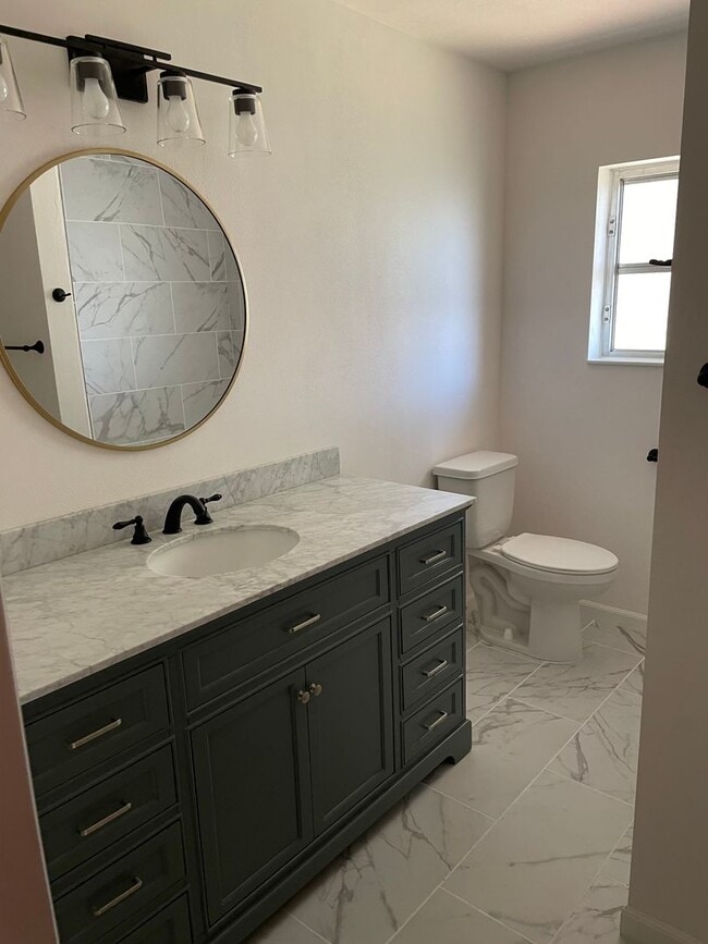 Building Photo - Recently Renovated - New flooring - kitchen - $500 off 1st months rent