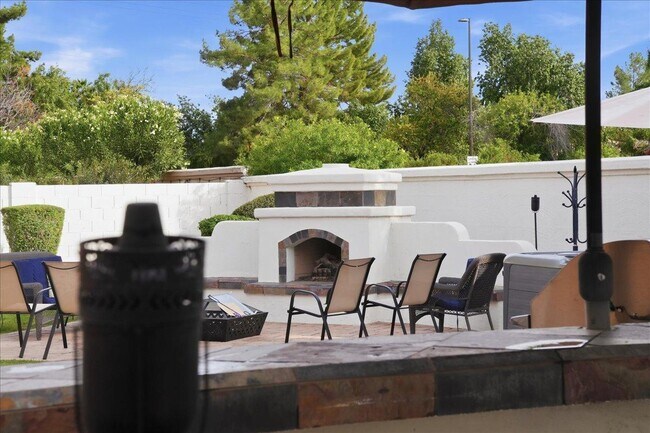 Building Photo - 1909 E Coral Tree Dr