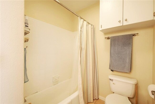 Building Photo - Large 1 bedroom in Hyde Park! Reserved par...