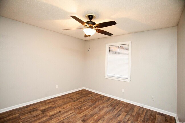 Building Photo - 513 Nan Cir