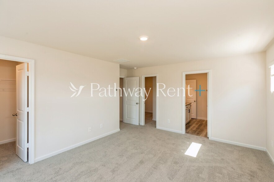 Building Photo - 654 Mackenzie Cv