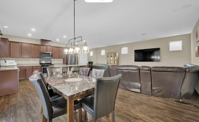 Building Photo - Stunning Natomas 5/3! PLEASE READ ENTIRE A...