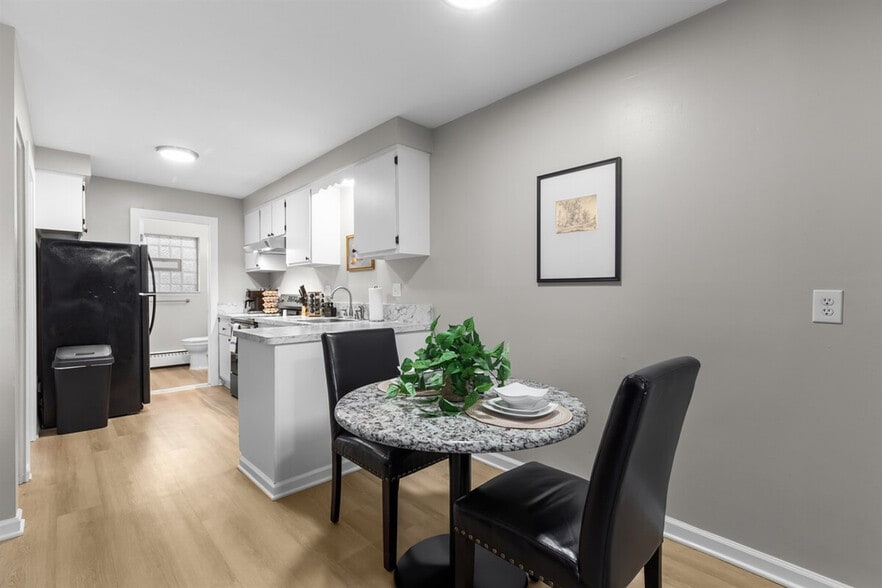 Building Photo - 55 Hollywood Ct