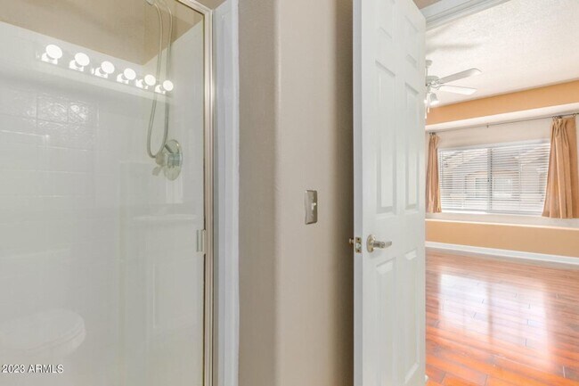 Building Photo - Amazing Townhome in Gated Community!
