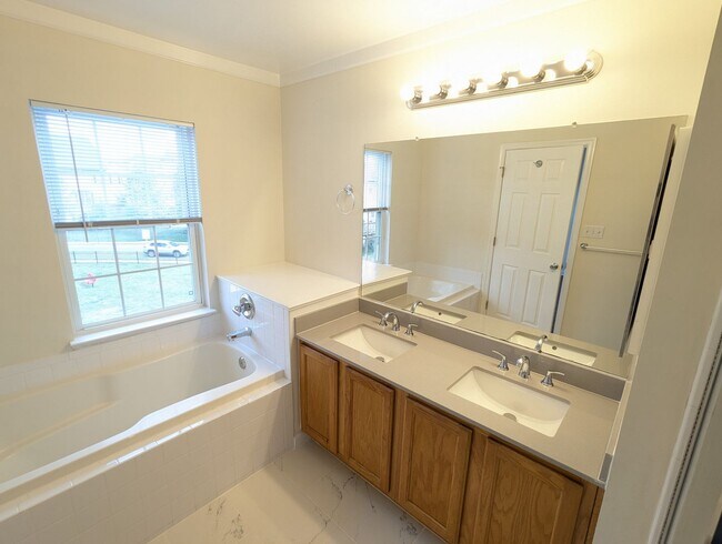 Building Photo - Renovated Townhouse in Frederick ready for...