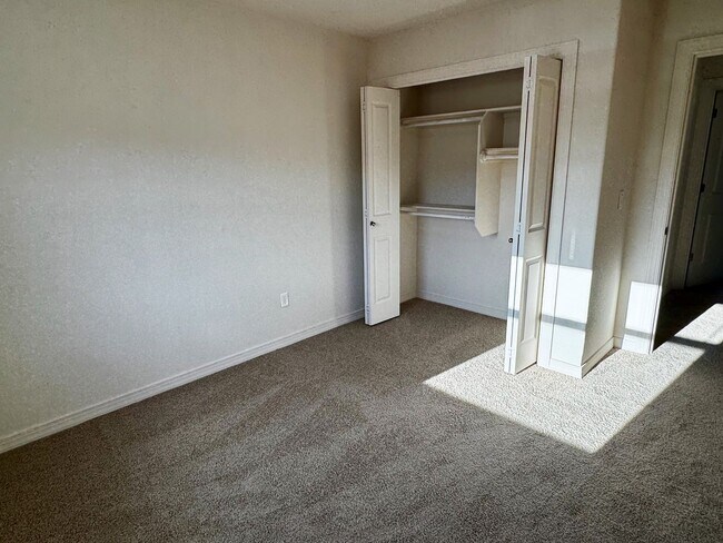 Building Photo - Spacious 3-4 Bedroom Home with Low Mainten...