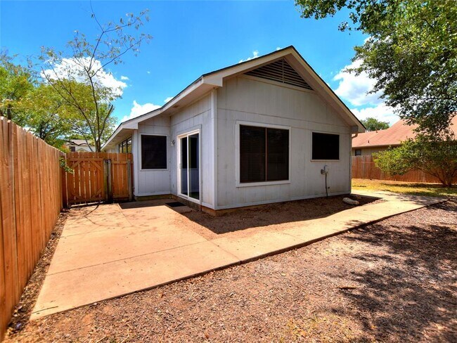 Building Photo - 813 Primrose Ln