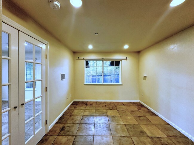 Building Photo - 705 Carlin Ct