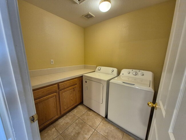 Building Photo - 4 Bedroom 3 Bath home with loft and bonus room