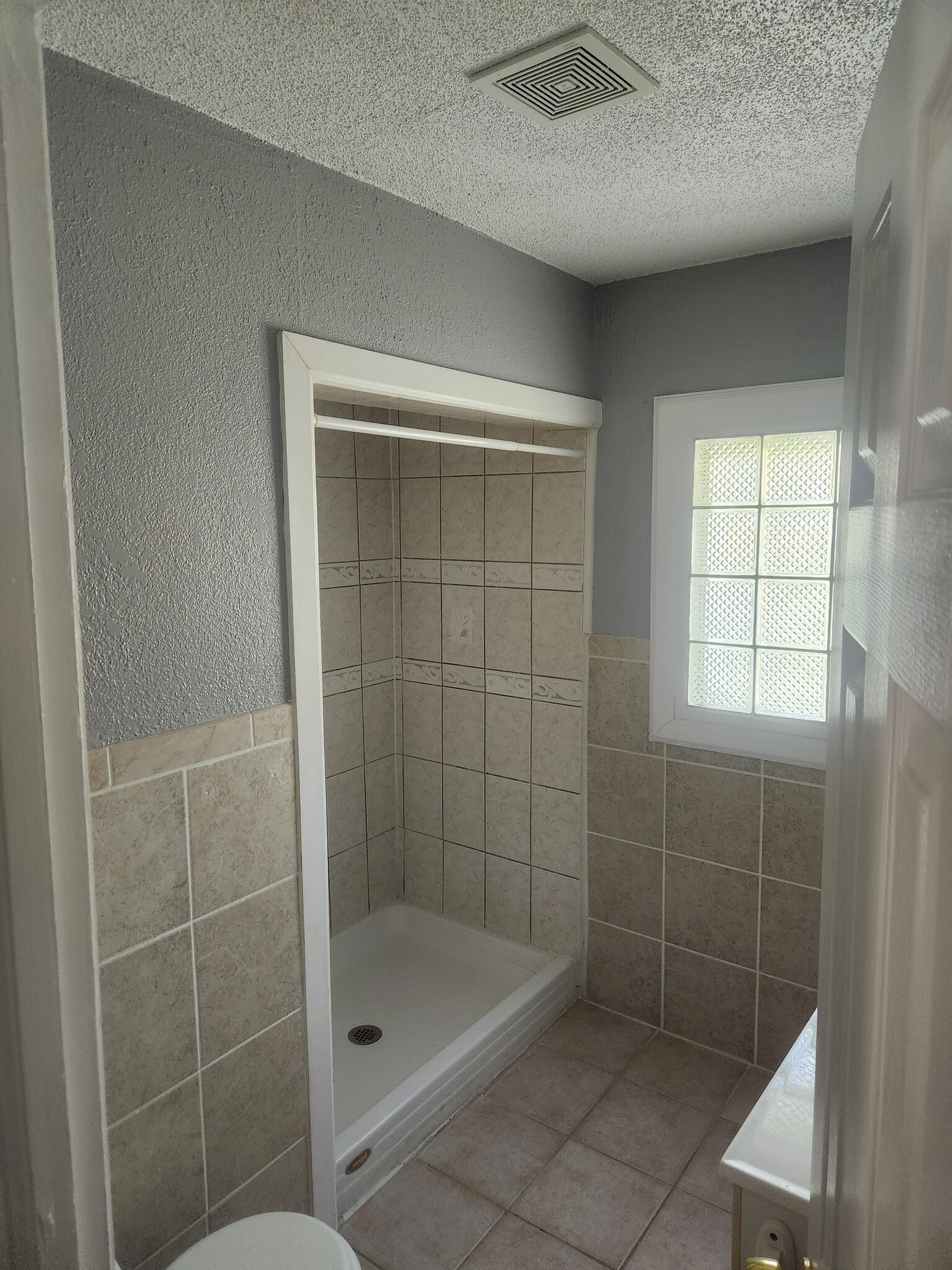 Building Photo - 5928 Fontana St