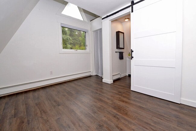 Building Photo - 10890 Walnut Cir