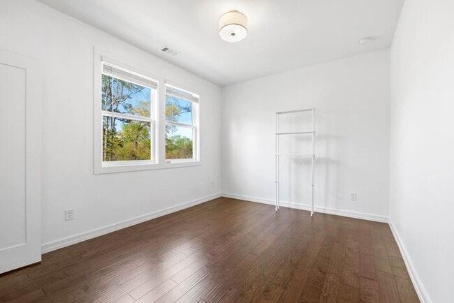 Building Photo - 3388 Kelowna Ct