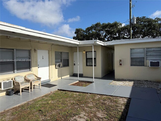Building Photo - 2571 NW 13th Ct