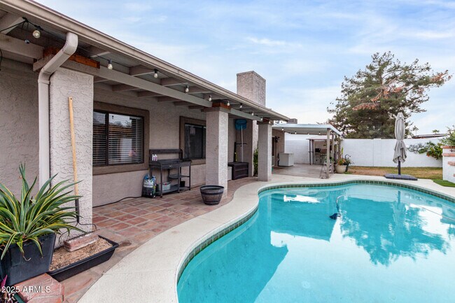 Building Photo - 2744 E Windrose Dr