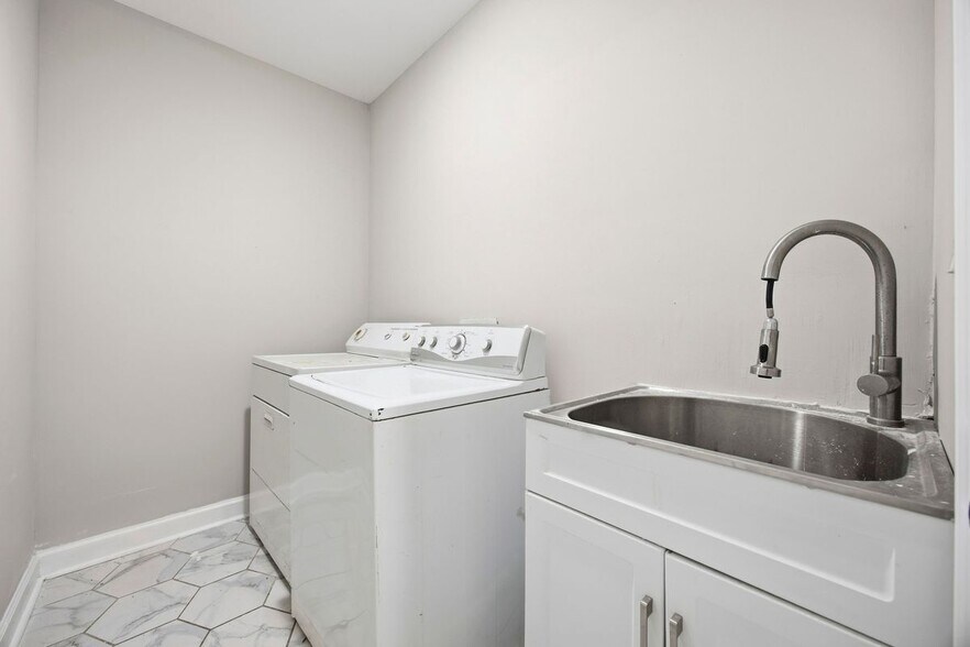 Building Photo - 2717 S Clark Dr