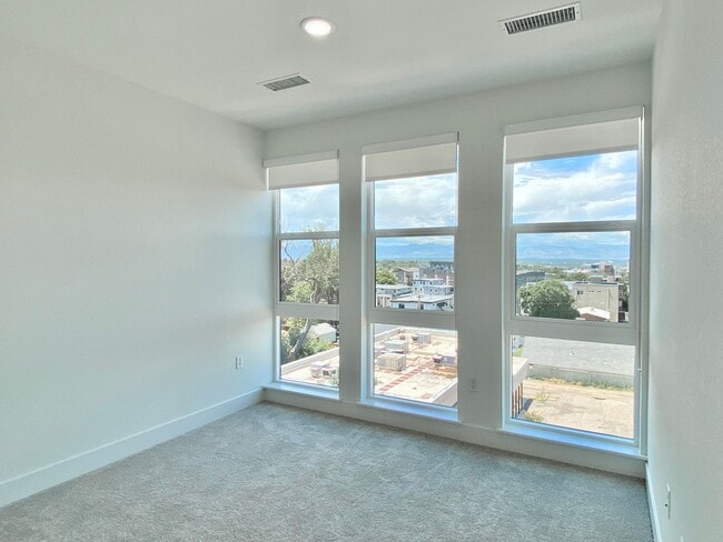 Building Photo - WOW!  Top Corner, 2 bed, 2 bath