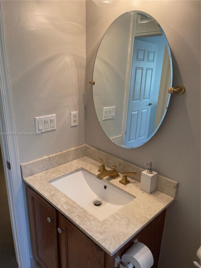 Building Photo - 2847 S Evergreen Cir